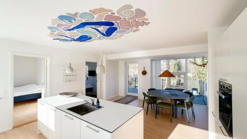 Una cocina o zona de cocina en Hotel Aahøj