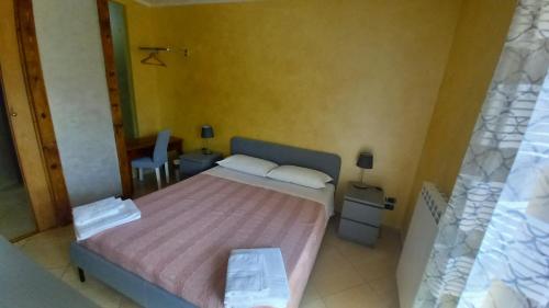 Dormitorio pequeño con cama y espejo en Bella Santa Croce, en Bella