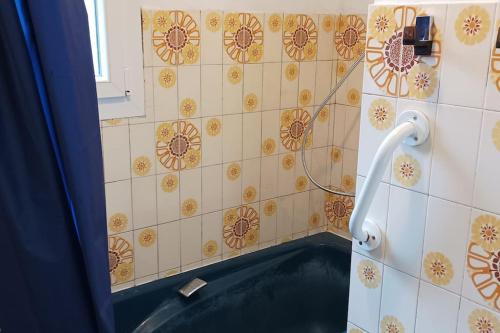 une baignoire dans une salle de bain avec douche dans l'établissement Saint Brieuc sortie ville Logement dans maison année 1970 disposant de 5 chambres 6 personnes adultes ou enfants, à Saint-Brieuc