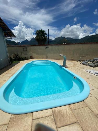 una piscina azul en un patio con en Sua Casa na melhor localização de Teresópolis, en Teresópolis