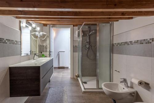 uma casa de banho com uma banheira, um lavatório e um chuveiro em Villa Moderna Resort em Borgo San Lorenzo