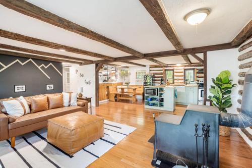 Ruang duduk di Modernized Log Cabin w Hot Tub Fire Pit & Views