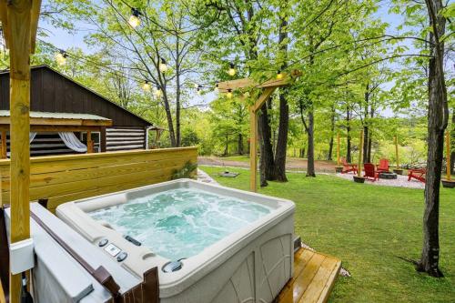 Taman di luar Modernized Log Cabin w Hot Tub Fire Pit & Views