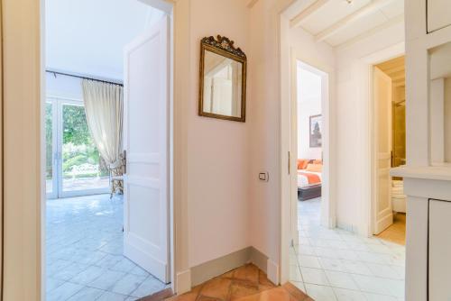 einen Flur mit einer Tür zum Wohnzimmer in der Unterkunft Starhost - Villa il Poggio Amalfi Coast in Vietri