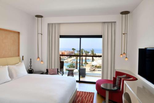 Postel nebo postele na pokoji v ubytování Hilton Taghazout Bay Beach Resort & Spa