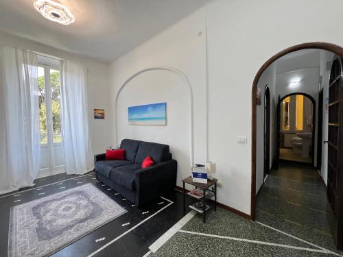 ein Wohnzimmer mit einem schwarzen Sofa und einem Spiegel in der Unterkunft Casa Lilliana by Holiday World in Santa Margherita Ligure