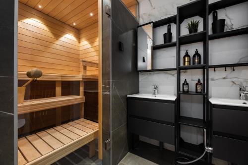 a bathroom with a shower and a sink at Oru Villa, LUXURY 3 BR APARTMENT, SAUNA, BEACH in Viljandi