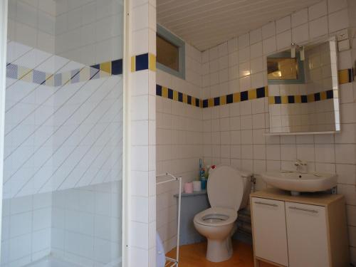 une salle de bain avec toilettes et lavabo dans l'établissement Studio N°5 Boston Conciergerie Leroy, à Boulogne-sur-Mer