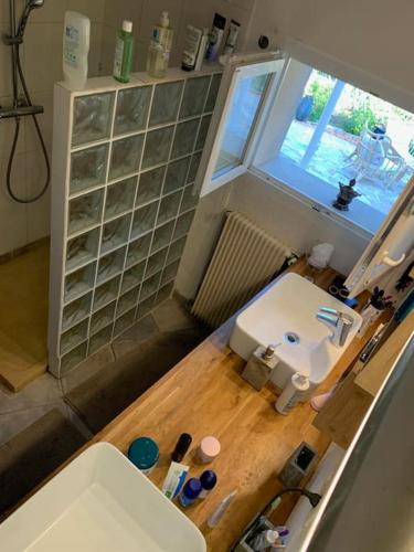 une vue aérienne d'une salle de bain avec un lavabo dans l'établissement La Villa Tranquille aux portes des Cévennes, à Brissac
