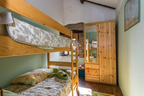 1 dormitorio con 2 literas en una habitación en Rustic Villa Marija with panoramic view in Zrenj, en Zrenj