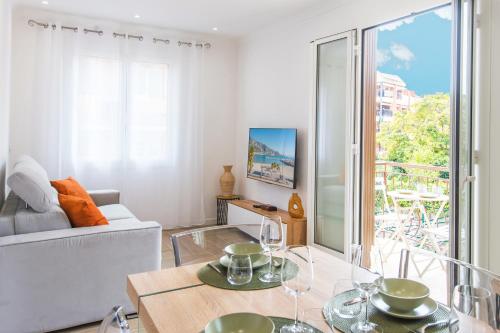 un salon avec un canapé et une table dans l'établissement ORCHIDÉES - SPLENDIDE 2 Pièces - PARKING - 50 m BORD DE MER, à Roquebrune-Cap-Martin