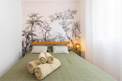 罗克布吕讷-卡普马丹ORCHIDÉES - SPLENDIDE 2 Pièces - PARKING - 50 m BORD DE MER的一间卧室，床上有一张带毛巾的床