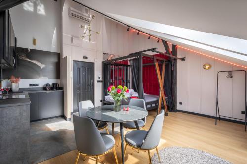 uma cozinha e uma sala de jantar com mesa e cadeiras em Exclusive BDSM Apartment Kraków - ADULTS ONLY na Cracóvia
