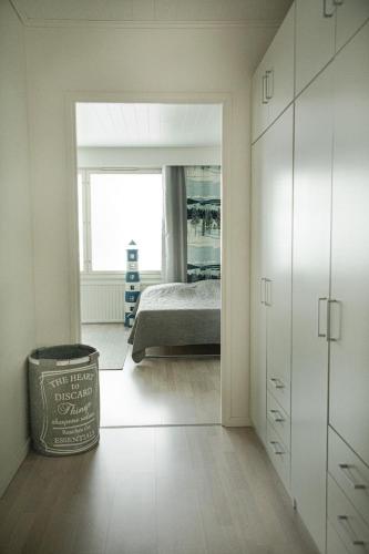 1 dormitorio con cama y espejo grande en Cozy downtown studio in Turku en Turku