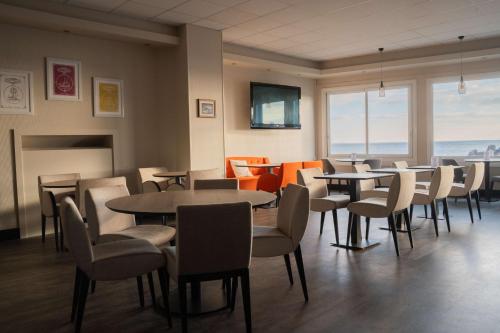 Гостиная зона в Best Western Hotel De La Plage Saint Marc sur Mer