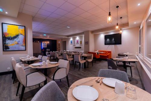 Телевизор и/или развлекательный центр в Best Western Hotel De La Plage Saint Marc sur Mer