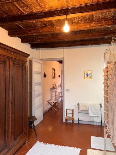 uma sala de estar com tecto em madeira em Il Talucco B&B em Valdengo