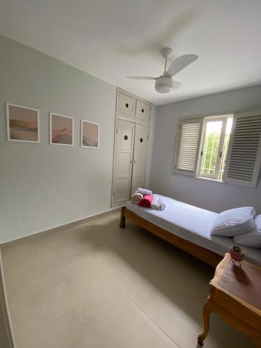 1 dormitorio con cama y ventana en Sua Casa na melhor localização de Teresópolis, en Teresópolis