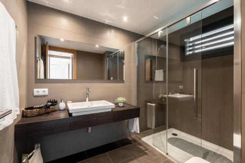 a bathroom with a sink and a shower at Apartamento ático primera línea Playa Canyelles in Roses