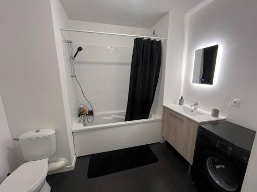 ein weißes Bad mit einem WC und einer Dusche in der Unterkunft Appartement T2 2e etage parking gratuit sur place in Cergy