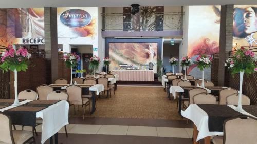 Reštaurácia alebo iné gastronomické zariadenie v ubytovaní Hotel Impressa