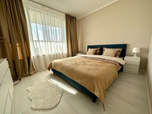 um quarto com uma cama e uma grande janela em City Home Residence apartment em Elin Pelin
