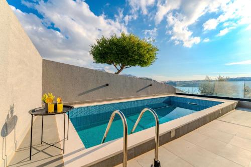 een zwembad op het dak van een huis bij La Vie luxury apartments with a pool in Stara Novalja