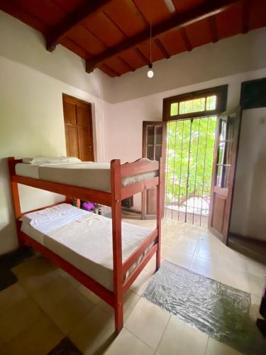 2 Etagenbetten in einem Zimmer mit Fenster in der Unterkunft Esperanto hostel in Salta