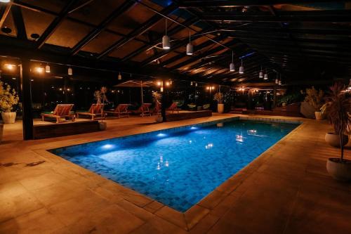 - une piscine d'eau bleue dans un bâtiment dans l'établissement Chris Park Hotel, à Campos do Jordão