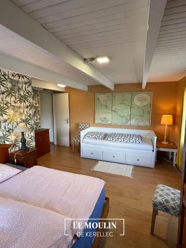 - une chambre avec 2 lits et une carte murale dans l'établissement Cottage Ouessant in Kerellec (watermill 5km Roscoff), à Plougoulm