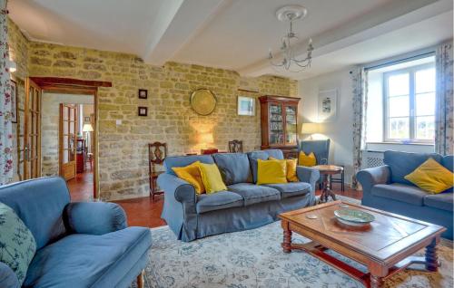 un salon avec des canapés bleus et une table dans l'établissement Cozy Home In Appeville, à Appeville