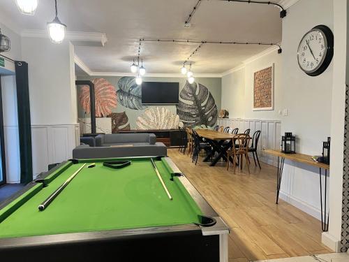 a living room with a pool table and a dining room at 3 WIOSŁA Brzozowa Zatoka in Brenno
