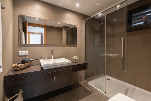 a bathroom with a sink and a shower at Apartamento con gran terraza delante del mar in Roses
