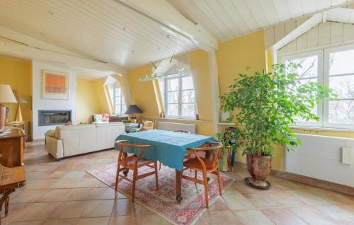 un salon avec une table bleue et des chaises dans l'établissement Nice Apartment In Neuilly-Sur-Seine, à Neuilly-sur-Seine