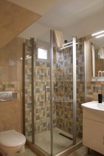A bathroom at Zenit Panzió