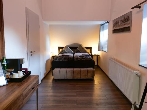 1 dormitorio con 1 cama en el centro de una habitación en Haus Boutique en Bad Salzuflen