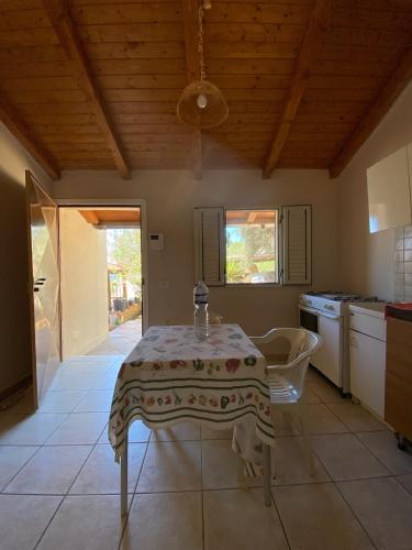 een keuken met een tafel met een tafelkleed erop bij Villa Gazebo Panoramico in Licata