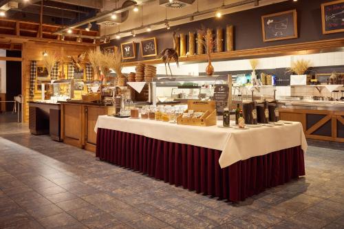 a table with wine bottles on it in a restaurant at Hotel Hamburg-Wittenburg van der Valk in Wittenburg