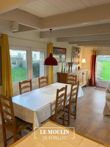une cuisine et une salle à manger avec une table et des chaises dans l'établissement Cottage Ouessant in Kerellec (watermill 5km Roscoff), à Plougoulm