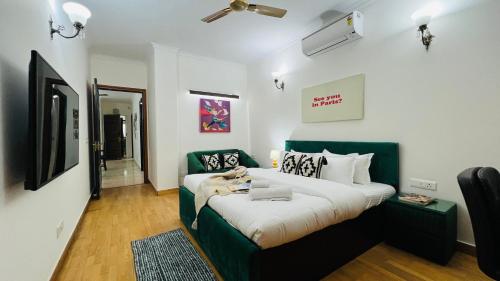 un dormitorio con una cama con un perro sentado en ella en BluO Vasant Vihar PVR - Kitchen, Terrace, Lift, en Nueva Delhi