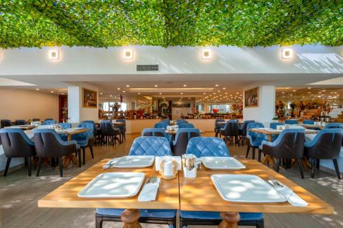 Ein Restaurant oder anderes Speiselokal in der Unterkunft Marble Hotel 