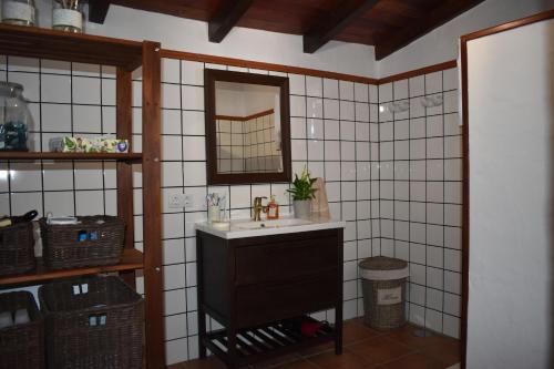 a bathroom with a sink and a mirror at Casa Rural Tintilla in Vega de San Mateo