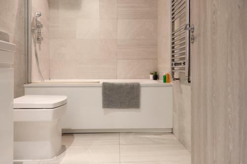 a bathroom with a toilet and a bath tub at Remarkable 1-Bed Apartment in London in London