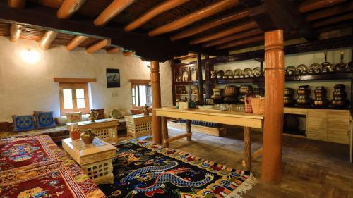 - un salon avec une table et un tapis dans l'établissement Shel Heritage Home, à Leh