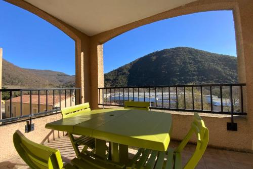 une table et des chaises sur un balcon avec vue sur une montagne dans l'établissement C06 Les Naïades- 2 bedrooms for 5 people !, à Avène