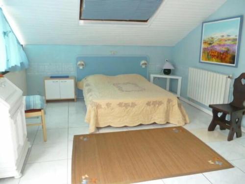 - une chambre avec un lit, une table et une chaise dans l'établissement Espace, calme, confort, à Saint-Michel-Escalus