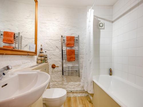 La salle de bains est pourvue d'un lavabo, de toilettes et d'une baignoire. dans l'établissement Capp Mill, à Painswick