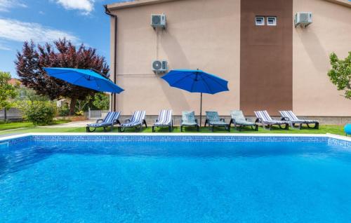 Kolam renang di atau dekat dengan Villa Ketty in Fažana with playground, sea view and private pool
