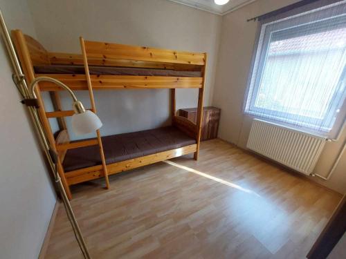 a room with two bunk beds and a window at Schönes Ferienhaus mit Pool in Balatonújlak