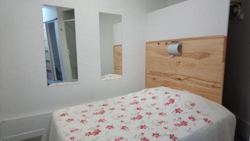 - une chambre avec un lit et deux miroirs dans l'établissement Studio N°2 Boston Conciergerie Leroy, à Boulogne-sur-Mer